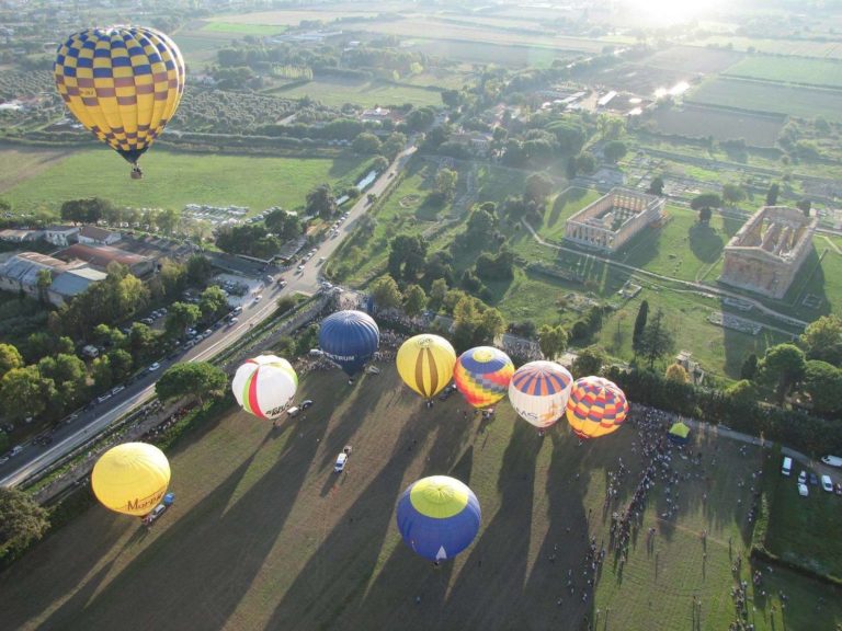 A Paestum si vola con il festival delle mongolfiere