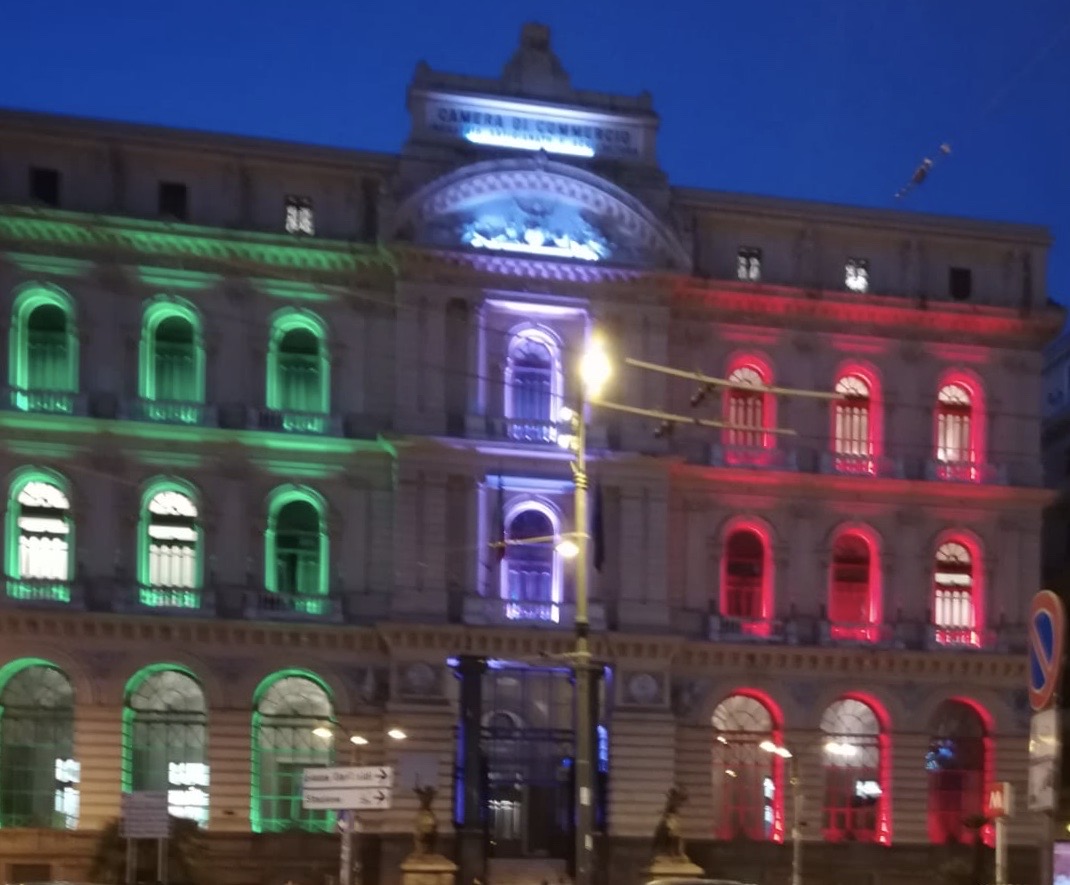 Palazzo della Borsa si illumina con il tricolore