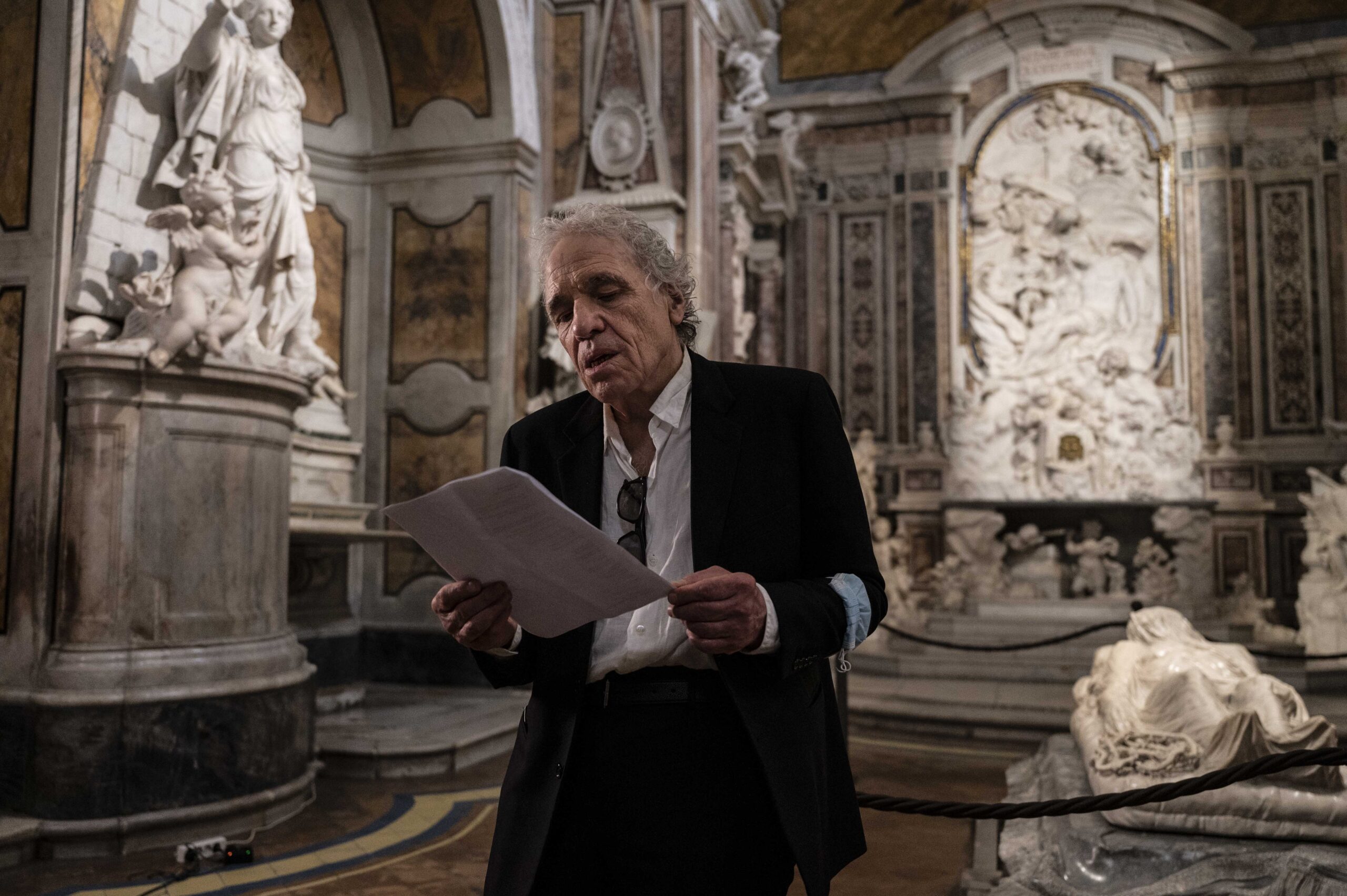 Abel Ferrara legge i versi di Tinti davanti al Cristo velato