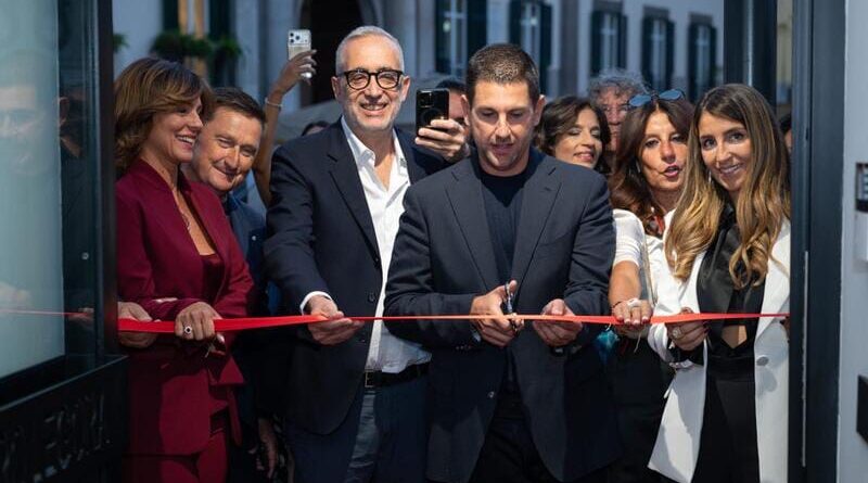 Alessandro Legora apre nel salotto di Napoli